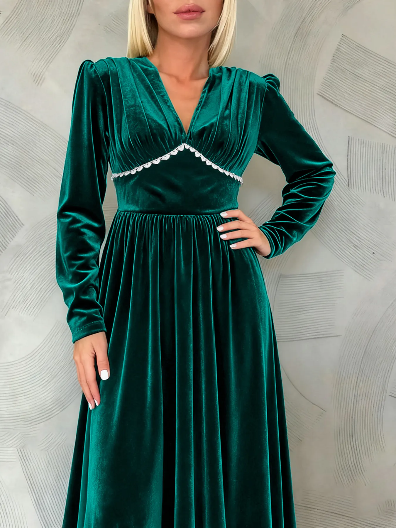Elegant Emerald Green Velvet V-Neck Evening Dress