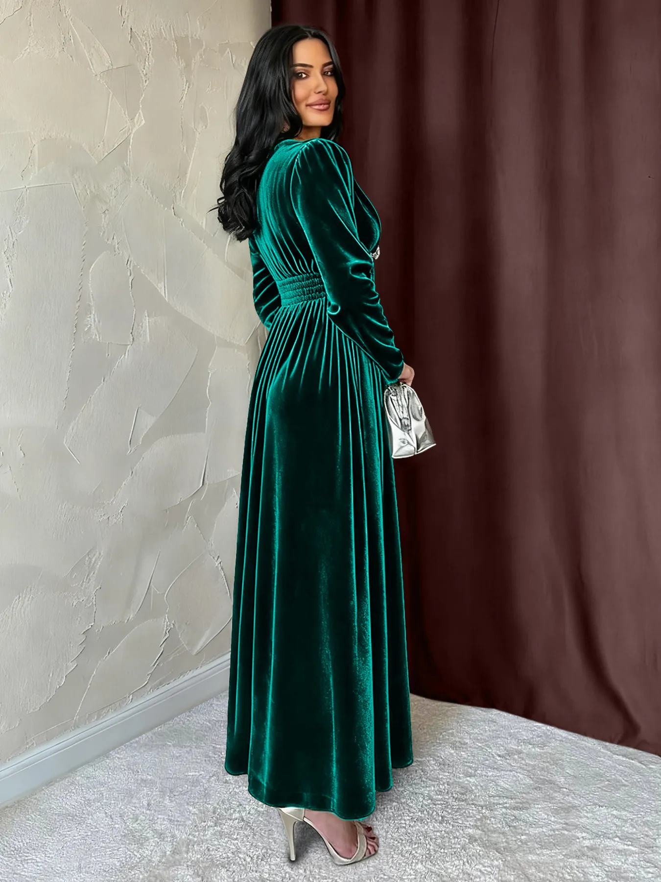 Elegant Emerald Green Velvet V-Neck Evening Dress